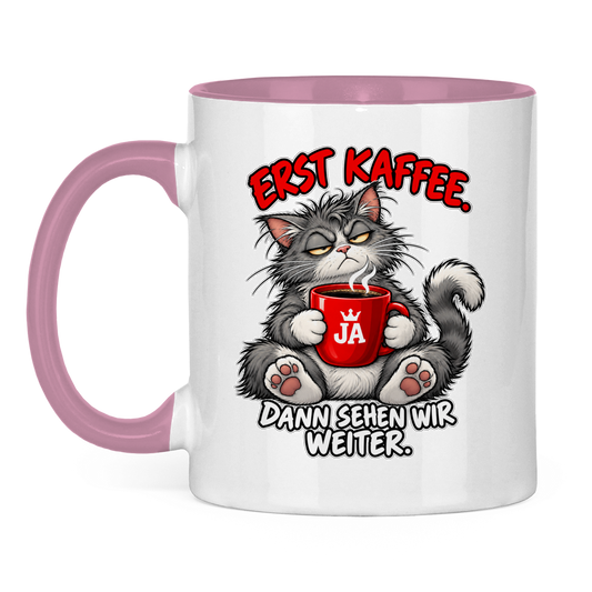JA Erst Kaffee – Tasse in Pink, Vorderansicht, Aufdruck: Grimmige Katze mit roter Tasse: „Erst Kaffee. Dann sehen wir weiter.“