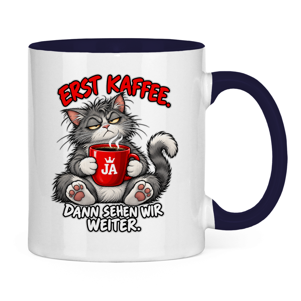 JA Erst Kaffee – Tasse in Marineblau, Rückansicht, ebenfalls bedruckt