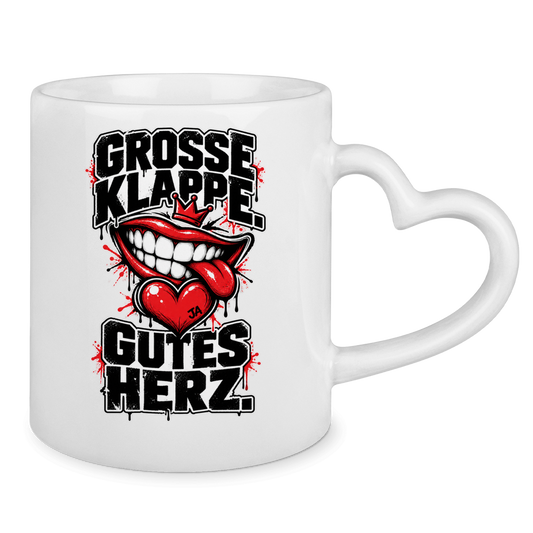 JA Große Klappe, gutes Herz – Tasse mit Herzhenkel in Weiß, Rückansicht, ebenfalls bedruckt