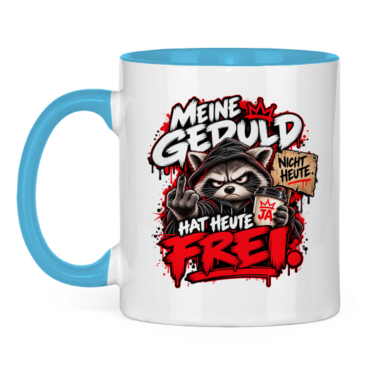 JA Meine Geduld hat heute frei – Tasse in Hellblau, Vorderansicht, Aufdruck: Waschbär mit Kaffee und Mittelfinger: „Meine Geduld hat heute frei!“