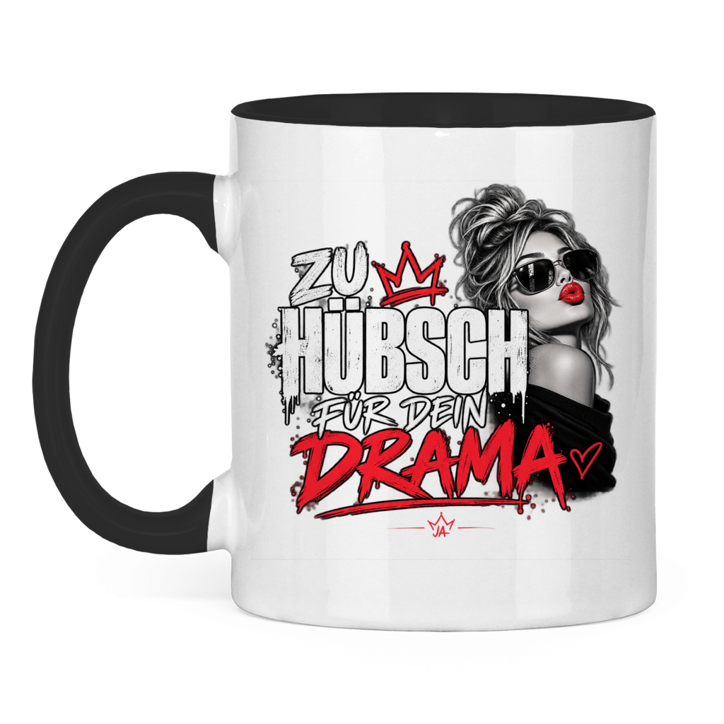 JA Zu hübsch für dein Drama – Tasse in Schwarz, Vorderansicht, Aufdruck: Frau mit Sonnenbrille und rotem Kussmund: „Zu hübsch für dein Drama“