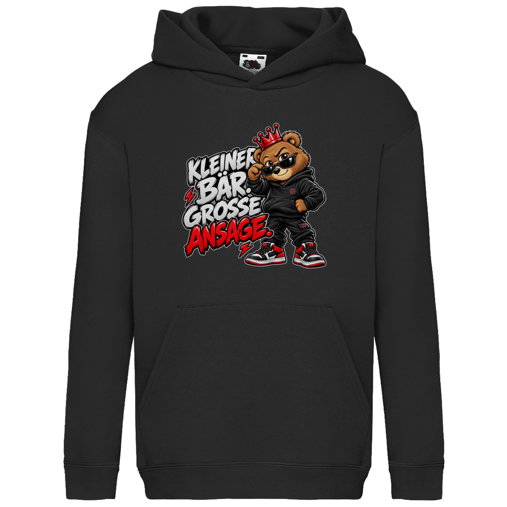 JA Ansage – Kinder-Hoodie in Schwarz, Vorderansicht, Frontdruck: Lässiger Bär mit Krone: „Kleiner Bär. Große Ansage.“