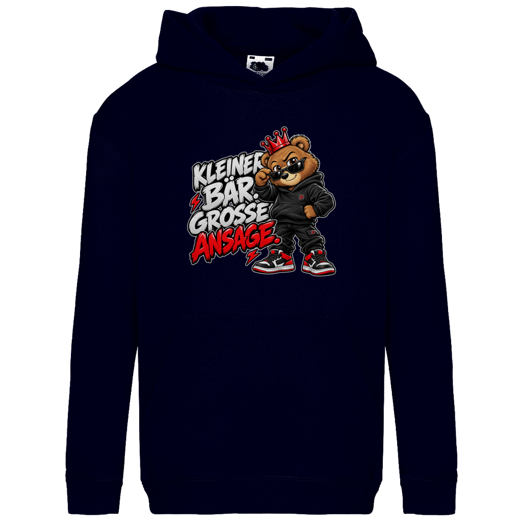 JA Ansage – Kinder-Hoodie in Dunkles Marineblau, Vorderansicht, Frontdruck: Lässiger Bär mit Krone: „Kleiner Bär. Große Ansage.“