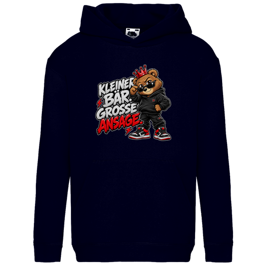 JA Ansage – Kinder-Hoodie in Dunkles Marineblau, Vorderansicht, Frontdruck: Lässiger Bär mit Krone: „Kleiner Bär. Große Ansage.“