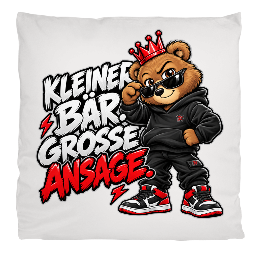 JA Ansage – Flauschkissen in Cremeweiß, Aufdruck: Lässiger Bär mit Krone: „Kleiner Bär. Große Ansage.“