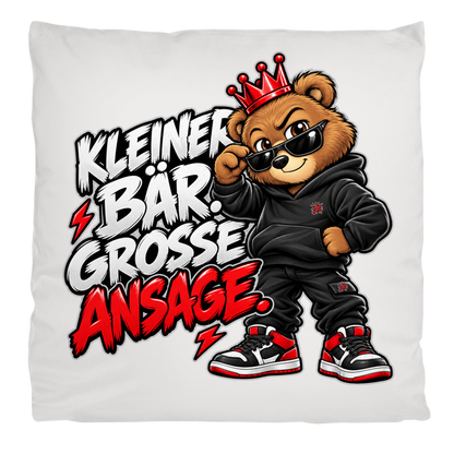 JA Ansage – Flauschkissen in Cremeweiß, Aufdruck: Lässiger Bär mit Krone: „Kleiner Bär. Große Ansage.“