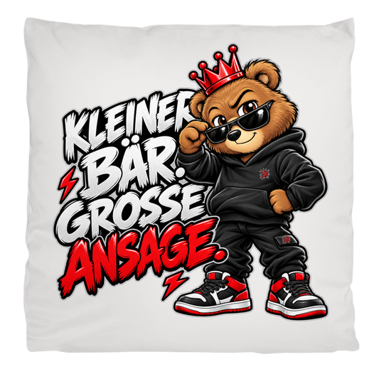 JA Ansage – Flauschkissen in Cremeweiß, Aufdruck: Lässiger Bär mit Krone: „Kleiner Bär. Große Ansage.“