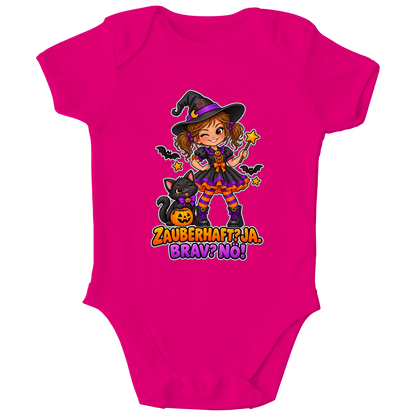 JA Frechzauber – Baby-Body in Fuchsia, Vorderansicht, Frontdruck: Kleine Hexe mit Katze: „Zauberhaft? JA. Brav? Nö!“