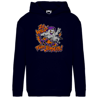 JA Geisterkick – Kinder-Hoodie in Dunkles Marineblau, Vorderansicht, Frontdruck: Skater-Geist mit Cap: „Zu wild fürs Jenseits!“ in Orange und Lila