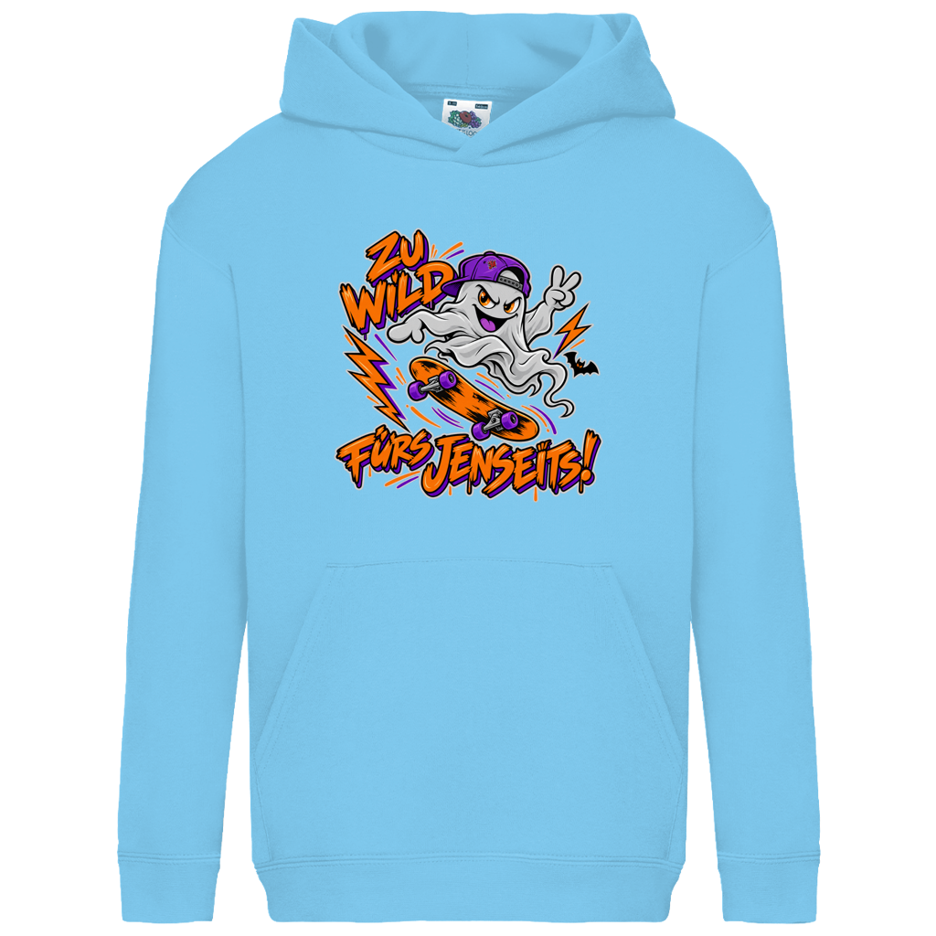 JA Geisterkick – Kinder-Hoodie in Himmelblau, Vorderansicht, Frontdruck: Skater-Geist mit Cap: „Zu wild fürs Jenseits!“ in Orange und Lila