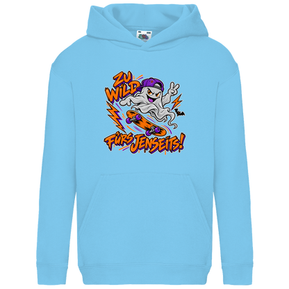 JA Geisterkick – Kinder-Hoodie in Himmelblau, Vorderansicht, Frontdruck: Skater-Geist mit Cap: „Zu wild fürs Jenseits!“ in Orange und Lila