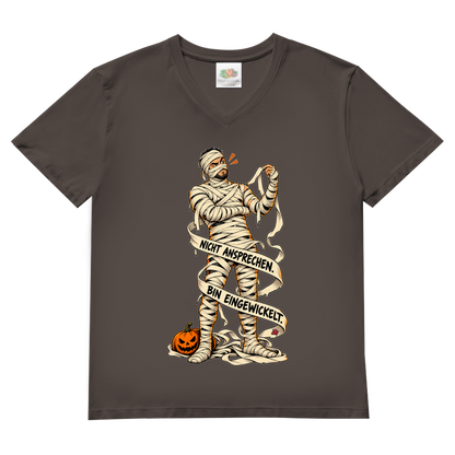 JA Eingewickelt – Herren-V-Neck-Shirt in Hellgraphit, Vorderansicht, Frontdruck: Mumie in Bandagen: „Nicht ansprechen. Bin eingewickelt.“
