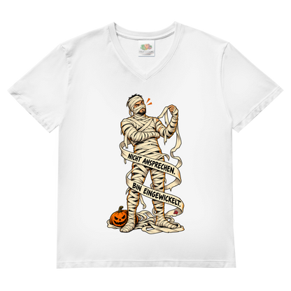 JA Eingewickelt – Herren-V-Neck-Shirt in Weiß, Vorderansicht, Frontdruck: Mumie in Bandagen: „Nicht ansprechen. Bin eingewickelt.“