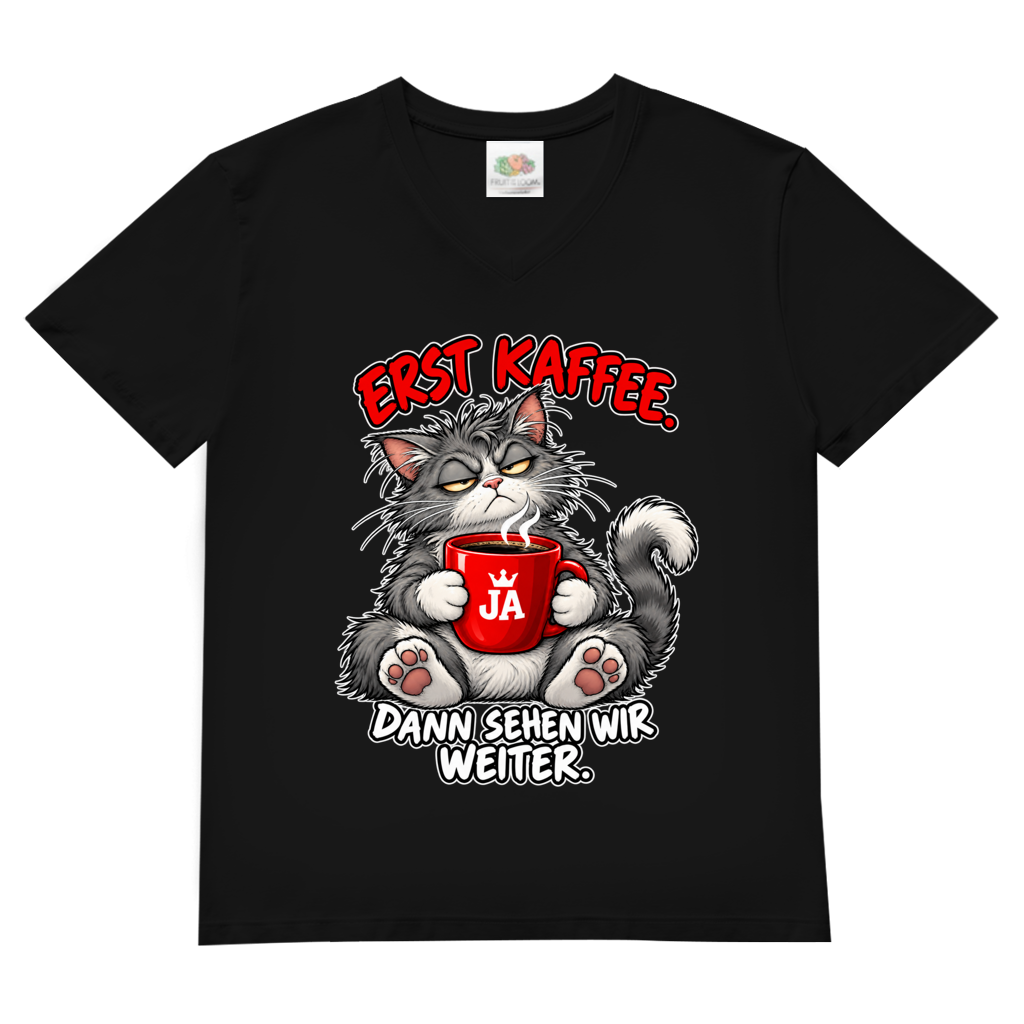JA Erst Kaffee – Herren-V-Neck-Shirt in Schwarz, Vorderansicht, Frontdruck: Grimmige Katze mit roter Tasse: „Erst Kaffee. Dann sehen wir weiter.“