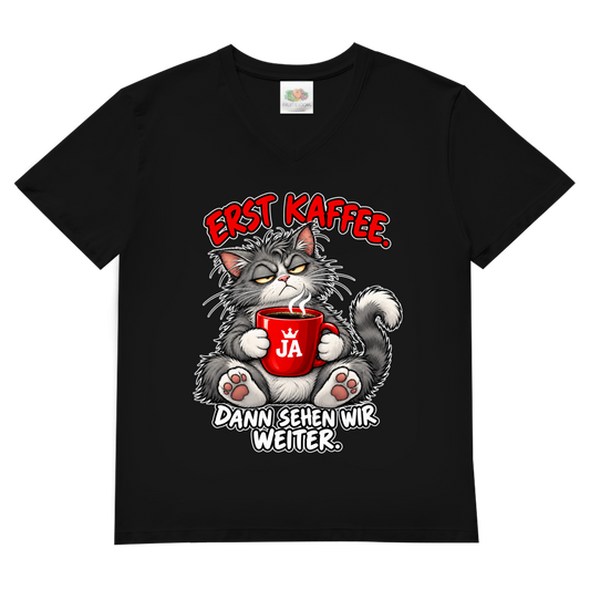 JA Erst Kaffee – Herren-V-Neck-Shirt in Schwarz, Vorderansicht, Frontdruck: Grimmige Katze mit roter Tasse: „Erst Kaffee. Dann sehen wir weiter.“