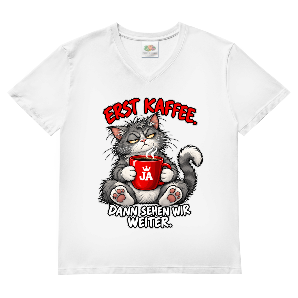 JA Erst Kaffee – Herren-V-Neck-Shirt in Weiß, Vorderansicht, Frontdruck: Grimmige Katze mit roter Tasse: „Erst Kaffee. Dann sehen wir weiter.“