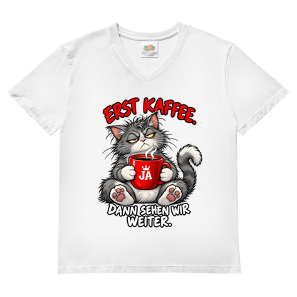 JA Erst Kaffee – Herren-V-Neck-Shirt in Weiß, Vorderansicht, Frontdruck: Grimmige Katze mit roter Tasse: „Erst Kaffee. Dann sehen wir weiter.“