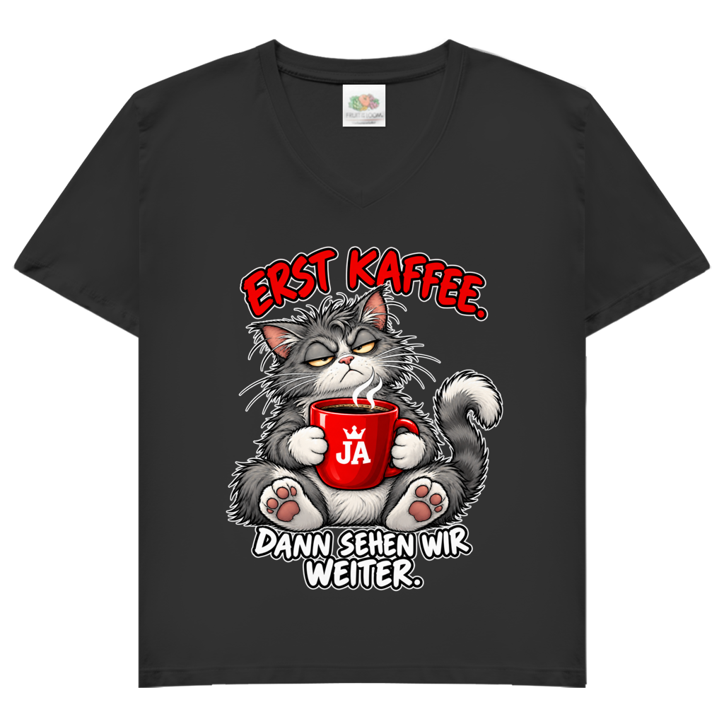 JA Erst Kaffee – Damen-V-Neck-Shirt in Schwarz, Vorderansicht, Frontdruck: Grimmige Katze mit roter Tasse: „Erst Kaffee. Dann sehen wir weiter.“