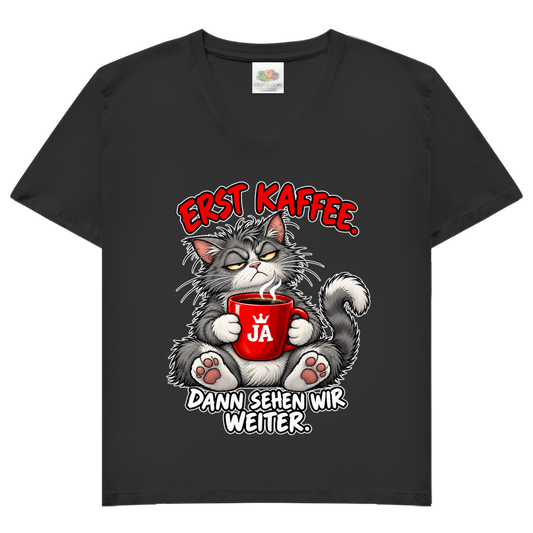 JA Erst Kaffee – Damen-V-Neck-Shirt in Schwarz, Vorderansicht, Frontdruck: Grimmige Katze mit roter Tasse: „Erst Kaffee. Dann sehen wir weiter.“