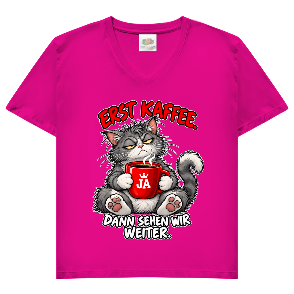 JA Erst Kaffee – Damen-V-Neck-Shirt in Fuchsia, Vorderansicht, Frontdruck: Grimmige Katze mit roter Tasse: „Erst Kaffee. Dann sehen wir weiter.“