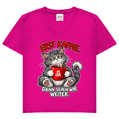JA Erst Kaffee – Damen-V-Neck-Shirt in Fuchsia, Vorderansicht, Frontdruck: Grimmige Katze mit roter Tasse: „Erst Kaffee. Dann sehen wir weiter.“
