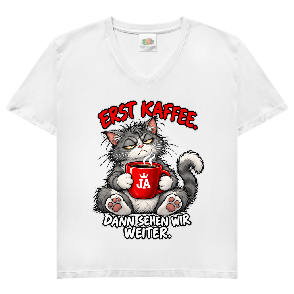 JA Erst Kaffee – Damen-V-Neck-Shirt in Weiß, Vorderansicht, Frontdruck: Grimmige Katze mit roter Tasse: „Erst Kaffee. Dann sehen wir weiter.“