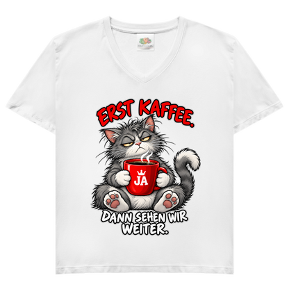 JA Erst Kaffee – Damen-V-Neck-Shirt in Weiß, Vorderansicht, Frontdruck: Grimmige Katze mit roter Tasse: „Erst Kaffee. Dann sehen wir weiter.“