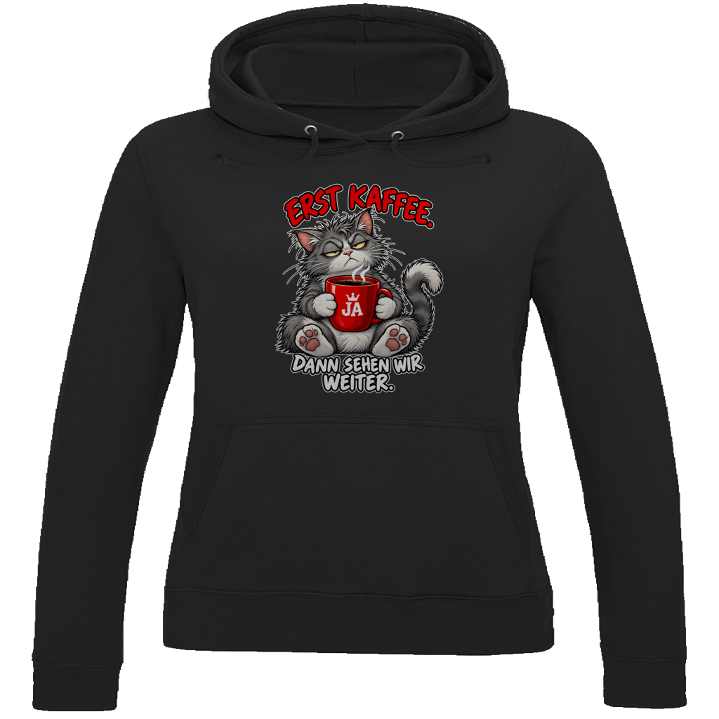 JA Erst Kaffee – Damen-Hoodie in Tiefschwarz, Vorderansicht, Frontdruck: Grimmige Katze mit roter Tasse: „Erst Kaffee. Dann sehen wir weiter.“