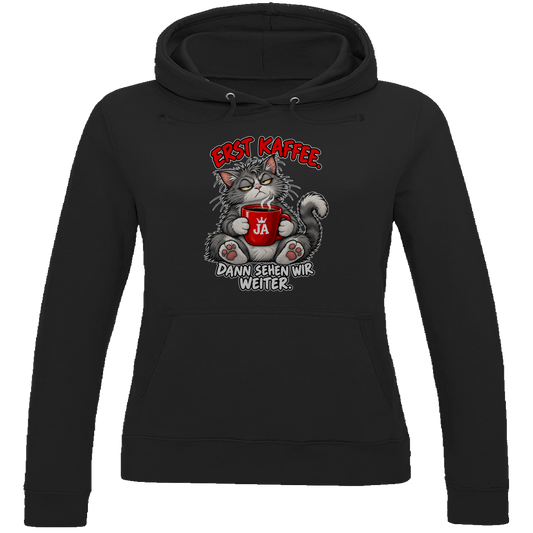 JA Erst Kaffee – Damen-Hoodie in Tiefschwarz, Vorderansicht, Frontdruck: Grimmige Katze mit roter Tasse: „Erst Kaffee. Dann sehen wir weiter.“