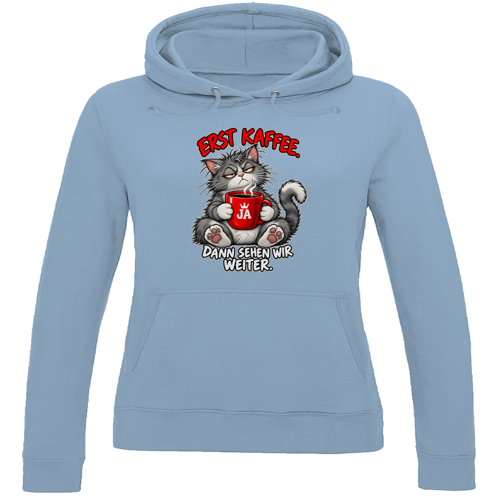 JA Erst Kaffee – Damen-Hoodie in Himmelblau, Vorderansicht, Frontdruck: Grimmige Katze mit roter Tasse: „Erst Kaffee. Dann sehen wir weiter.“