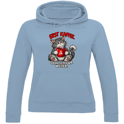 JA Erst Kaffee – Damen-Hoodie in Himmelblau, Vorderansicht, Frontdruck: Grimmige Katze mit roter Tasse: „Erst Kaffee. Dann sehen wir weiter.“