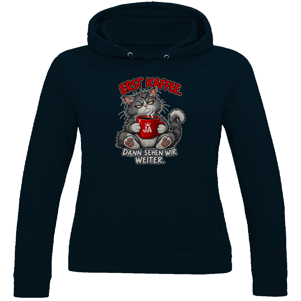 JA Erst Kaffee – Damen-Hoodie in Marineblau, Vorderansicht, Frontdruck: Grimmige Katze mit roter Tasse: „Erst Kaffee. Dann sehen wir weiter.“