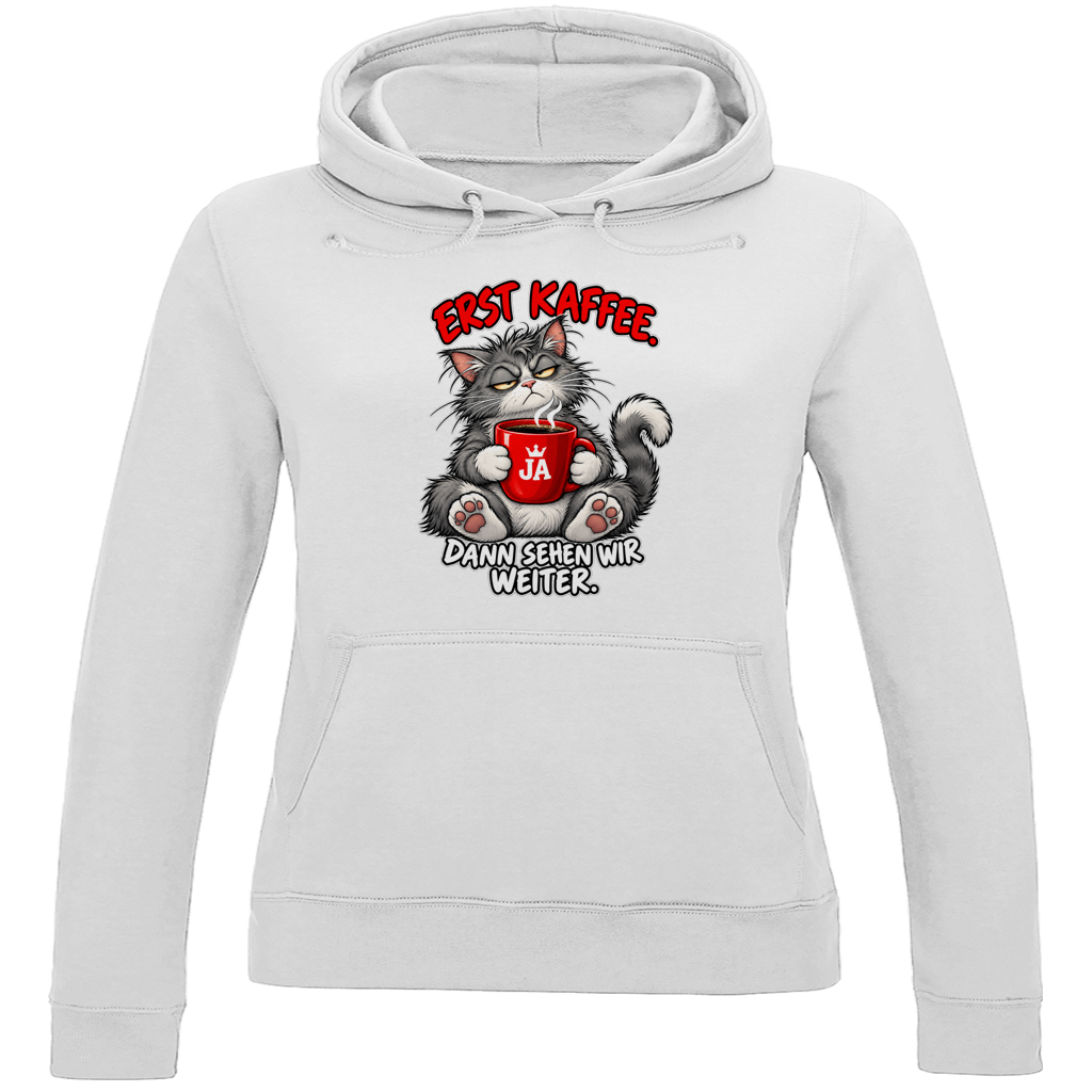 JA Erst Kaffee – Damen-Hoodie in Arktisweiß, Vorderansicht, Frontdruck: Grimmige Katze mit roter Tasse: „Erst Kaffee. Dann sehen wir weiter.“