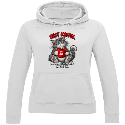 JA Erst Kaffee – Damen-Hoodie in Arktisweiß, Vorderansicht, Frontdruck: Grimmige Katze mit roter Tasse: „Erst Kaffee. Dann sehen wir weiter.“