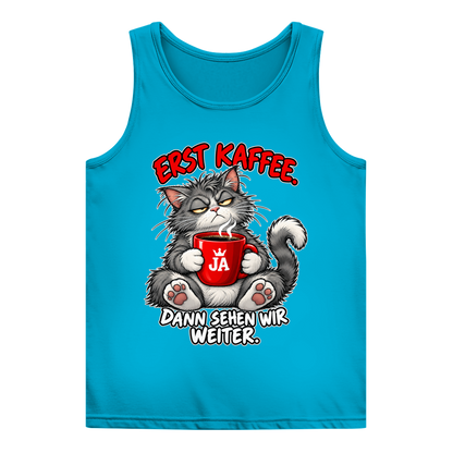 JA Erst Kaffee – Damen-Tanktop in Türkis, Vorderansicht, Frontdruck: Grimmige Katze mit roter Tasse: „Erst Kaffee. Dann sehen wir weiter.“