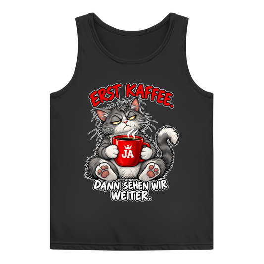 JA Erst Kaffee – Damen-Tanktop in Schwarz, Vorderansicht, Frontdruck: Grimmige Katze mit roter Tasse: „Erst Kaffee. Dann sehen wir weiter.“