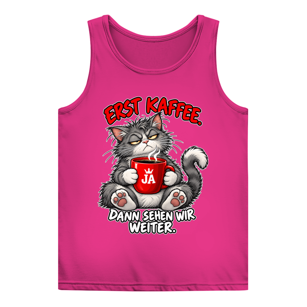 JA Erst Kaffee – Damen-Tanktop in Rosé, Vorderansicht, Frontdruck: Grimmige Katze mit roter Tasse: „Erst Kaffee. Dann sehen wir weiter.“