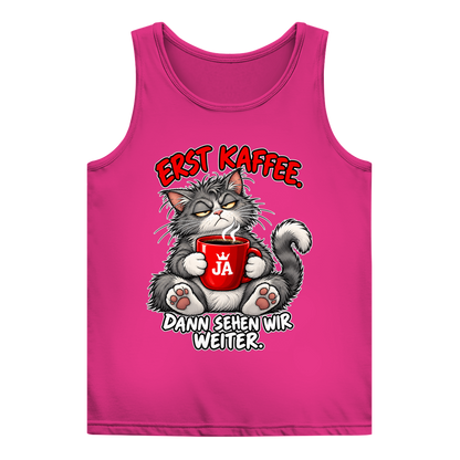 JA Erst Kaffee – Damen-Tanktop in Rosé, Vorderansicht, Frontdruck: Grimmige Katze mit roter Tasse: „Erst Kaffee. Dann sehen wir weiter.“