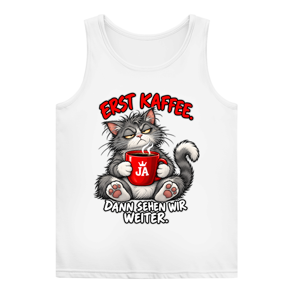 JA Erst Kaffee – Damen-Tanktop in Weiß, Vorderansicht, Frontdruck: Grimmige Katze mit roter Tasse: „Erst Kaffee. Dann sehen wir weiter.“