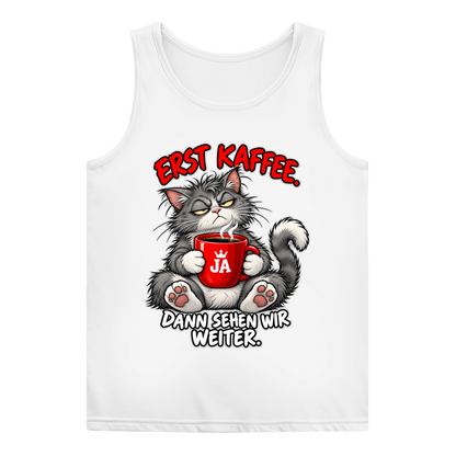 JA Erst Kaffee – Damen-Tanktop in Weiß, Vorderansicht, Frontdruck: Grimmige Katze mit roter Tasse: „Erst Kaffee. Dann sehen wir weiter.“