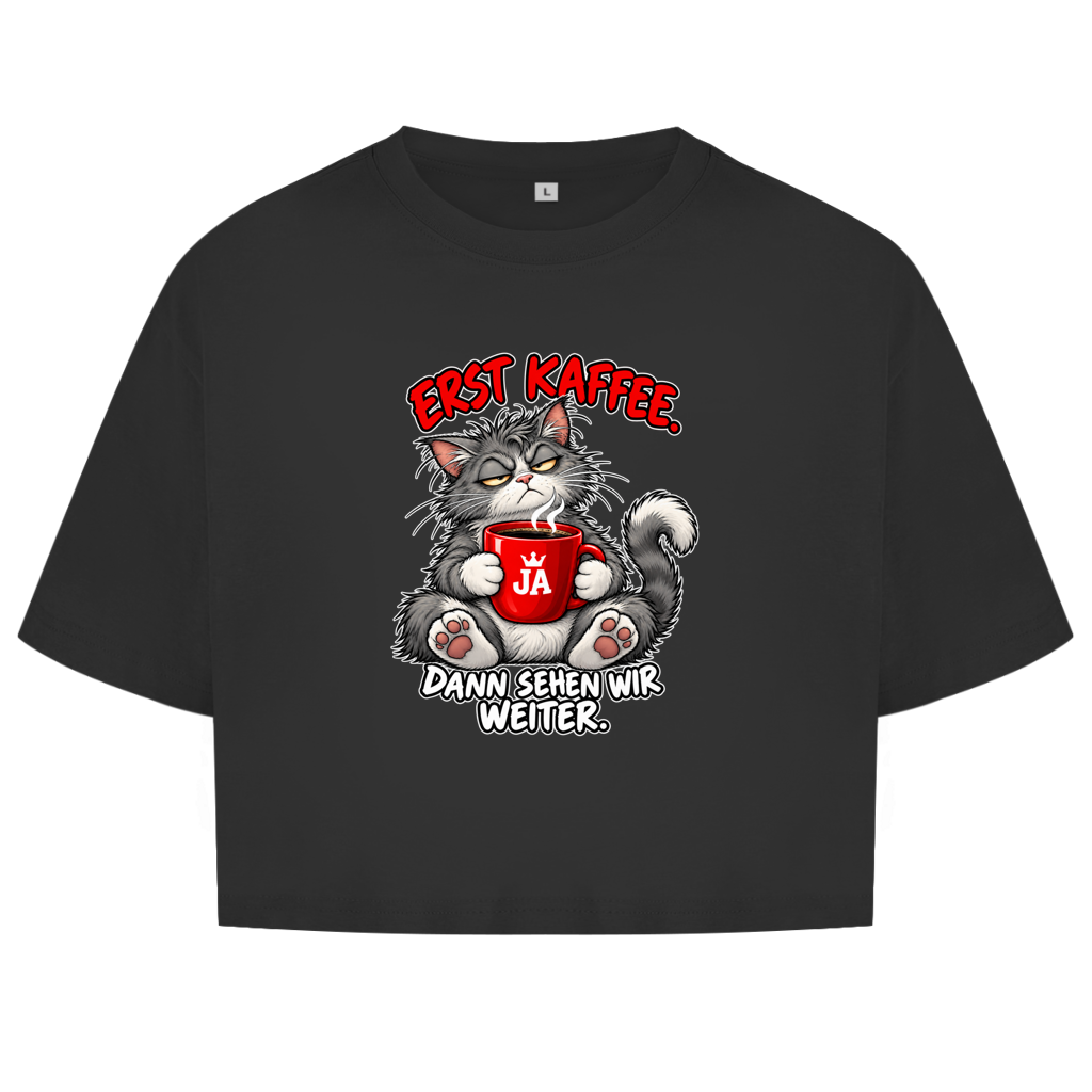 JA Erst Kaffee – Damen-Crop-Top in Schwarz, Vorderansicht, Frontdruck: Grimmige Katze mit roter Tasse: „Erst Kaffee. Dann sehen wir weiter.“