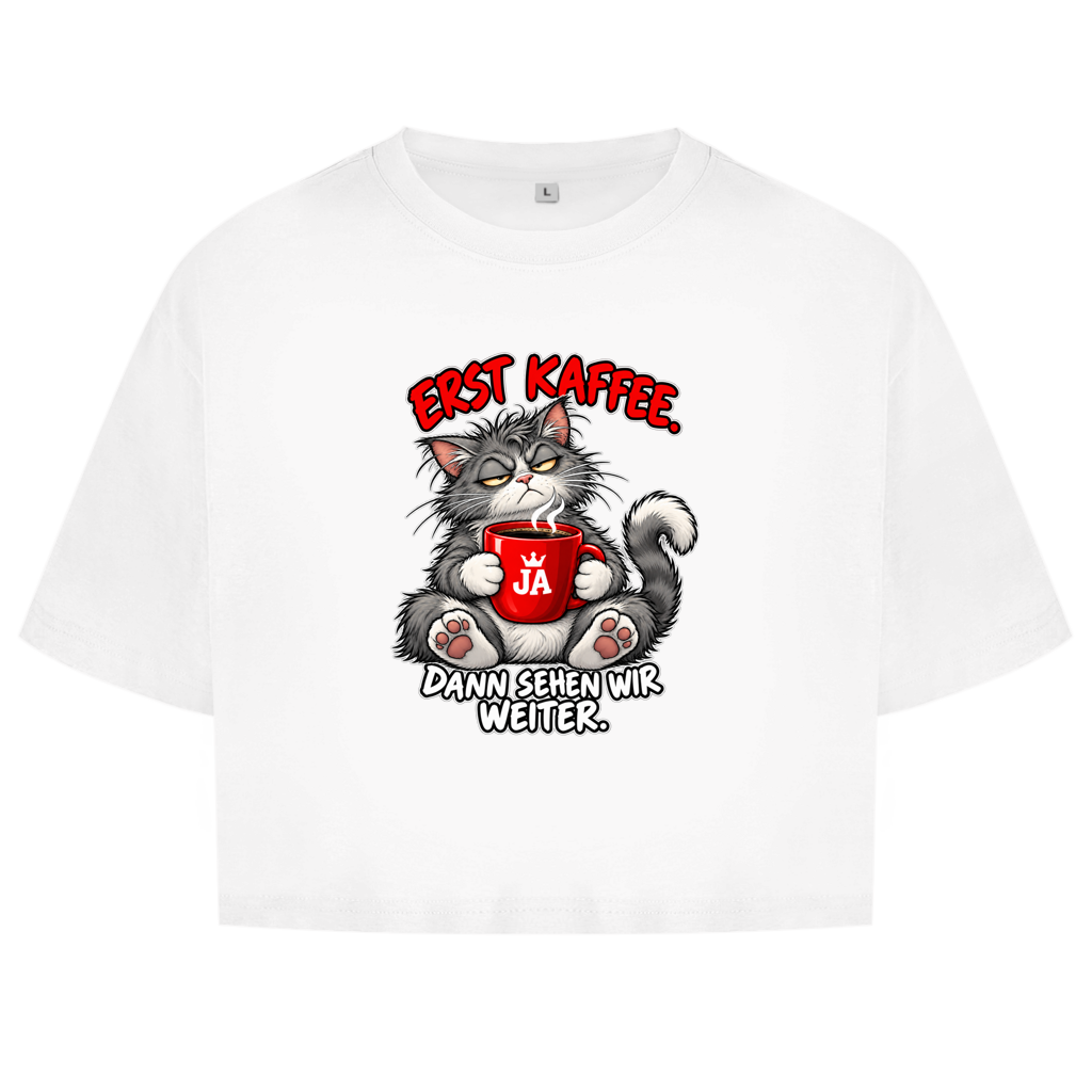 JA Erst Kaffee – Damen-Crop-Top in Weiß, Vorderansicht, Frontdruck: Grimmige Katze mit roter Tasse: „Erst Kaffee. Dann sehen wir weiter.“