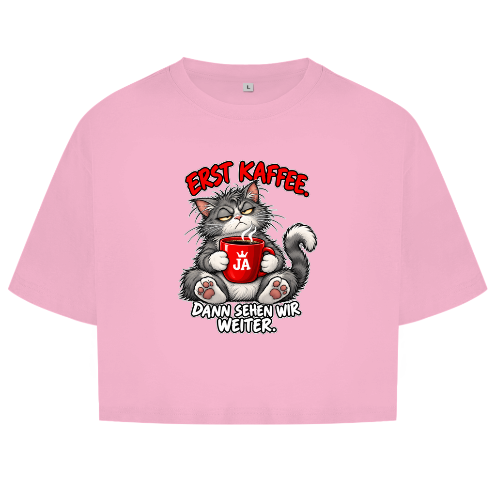 JA Erst Kaffee – Damen-Crop-Top in Hellrosa, Vorderansicht, Frontdruck: Grimmige Katze mit roter Tasse: „Erst Kaffee. Dann sehen wir weiter.“