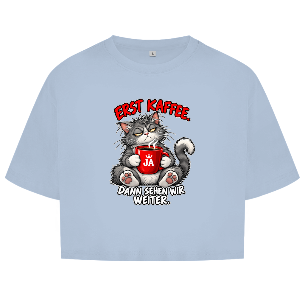 JA Erst Kaffee – Damen-Crop-Top in Himmelblau, Vorderansicht, Frontdruck: Grimmige Katze mit roter Tasse: „Erst Kaffee. Dann sehen wir weiter.“