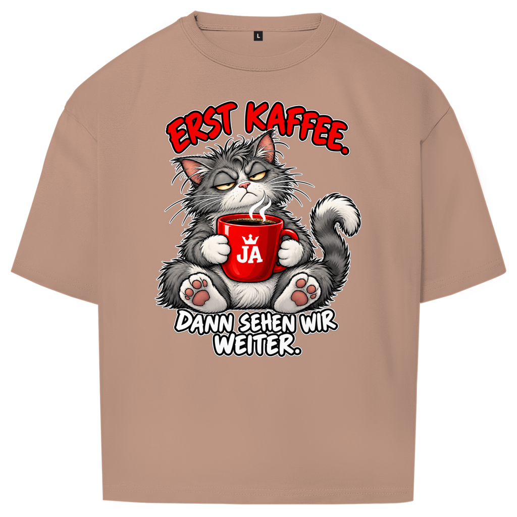 JA Erst Kaffee – Oversize-Shirt in Bernstein, Vorderansicht, Frontdruck: Grimmige Katze mit roter Tasse: „Erst Kaffee. Dann sehen wir weiter.“