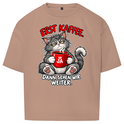 JA Erst Kaffee – Oversize-Shirt in Bernstein, Vorderansicht, Frontdruck: Grimmige Katze mit roter Tasse: „Erst Kaffee. Dann sehen wir weiter.“