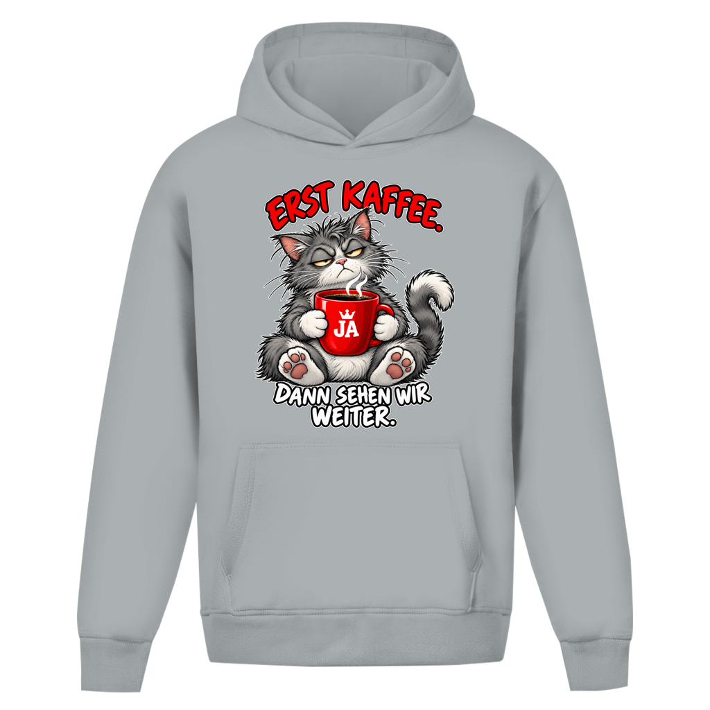 JA Erst Kaffee – Oversize-Hoodie in Hellgrau, Vorderansicht, Frontdruck: Grimmige Katze mit roter Tasse: „Erst Kaffee. Dann sehen wir weiter.“