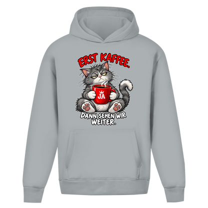 JA Erst Kaffee – Oversize-Hoodie in Hellgrau, Vorderansicht, Frontdruck: Grimmige Katze mit roter Tasse: „Erst Kaffee. Dann sehen wir weiter.“