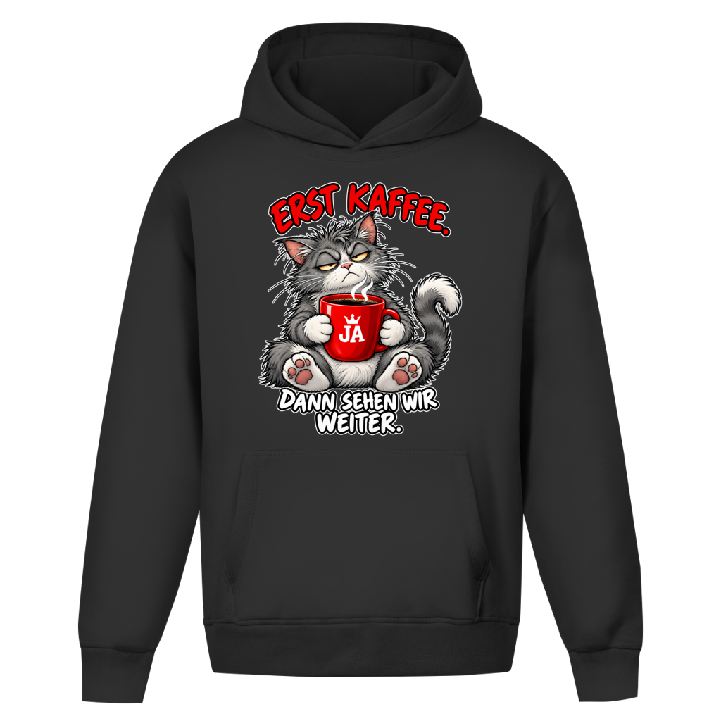 JA Erst Kaffee – Oversize-Hoodie in Schwarz, Vorderansicht, Frontdruck: Grimmige Katze mit roter Tasse: „Erst Kaffee. Dann sehen wir weiter.“