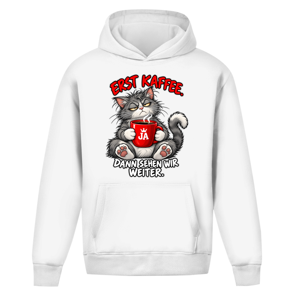 JA Erst Kaffee – Oversize-Hoodie in Weiß, Vorderansicht, Frontdruck: Grimmige Katze mit roter Tasse: „Erst Kaffee. Dann sehen wir weiter.“